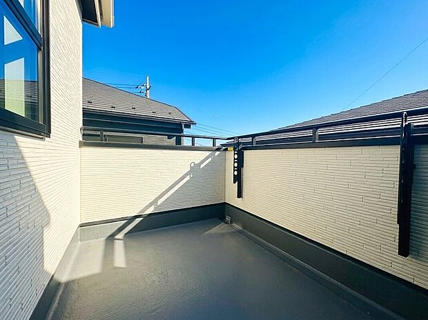【開放的なワイドバルコニー】青空が広がる開放的なバルコニーは、周囲に高い建物がなく豊かな採光と通風を確保できる心地よい空間です。奥行きのある広々とした設計で、洗濯物や布団を一度にたくさん干せる実用性の高さが魅力です。