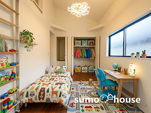 【居室】全室2面採光以上の設計により、柔らかな自然光が差し込む明るい居室空間が広がります。開放感あふれる勾配天井を採用し、実面積以上のゆとりを感じられる心地よい空間を実現しました 。(家具等はCGです)