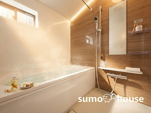 【ユニットバス】一日の疲れを癒す場として、ゆったりと足を伸ばしてくつろげる綺麗で清潔感のある色味の浴室。気持ちの良い光と爽やかな風をたっぷりと取りこめる開閉式の窓も設置しています。(家具等はCGです)