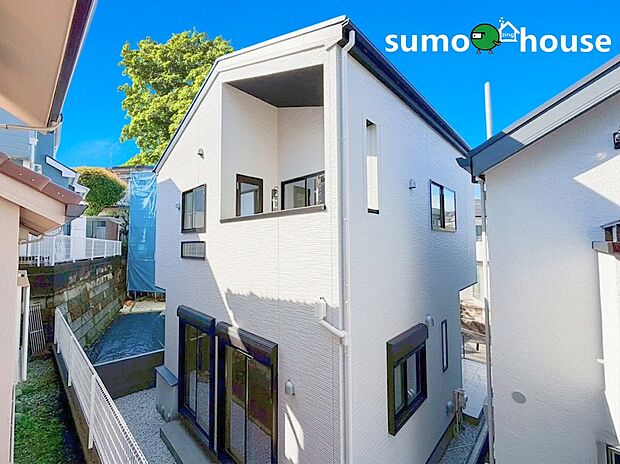 【洗練されたデザイン】全居室Low-Eペアガラス採用で遮熱性・断熱性が高く、省エネでエコな暮らしを実現。貼り分けサイディングの外壁やスレート葺の屋根が、デザイン性と耐久性を両立。