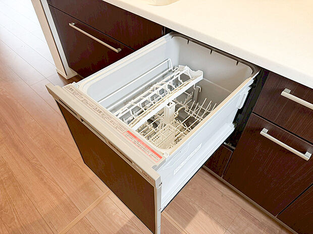 【食洗機】家事の負担を軽減してくれるビルトイン食器洗い乾燥機を標準装備。手洗いよりも節水でき、高温除菌で衛生面も安心です。食事後の時間を、家族とのゆったりとした語らいの時間として活用していただけます。