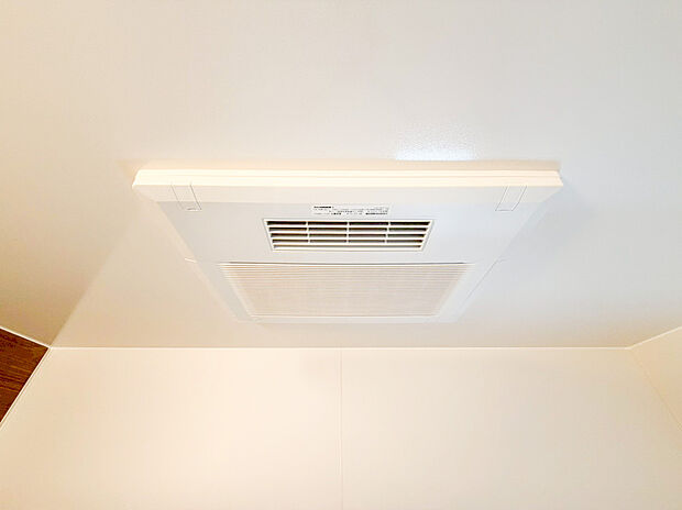 【浴室乾燥機】浴室には浴室乾燥機が付いておりでいつも快適で心地の良いバスタイムを実現。雨の日のお洗濯にも大活躍します！湿気の多い梅雨の時期などのカビ対策にもなり、毎日のお風呂掃除の手間が省ける嬉しい設備ですね。