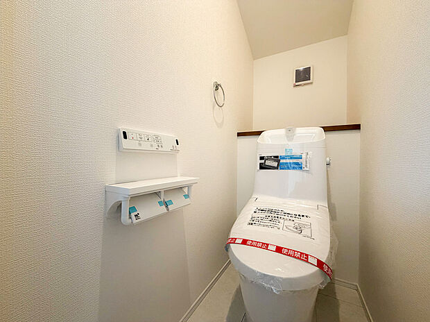 【ウォシュレットトイレ】毎日使う場所だからこそ、お手入れのしやすさと清潔感にこだわった温水洗浄便座（ウォシュレット）を採用しました 。寒い季節も快適な暖房便座機能はもちろん、家中の水が浄活水となるシステムにより、細部まで衛生的に、そして心地よくお使いいただける設計です 。