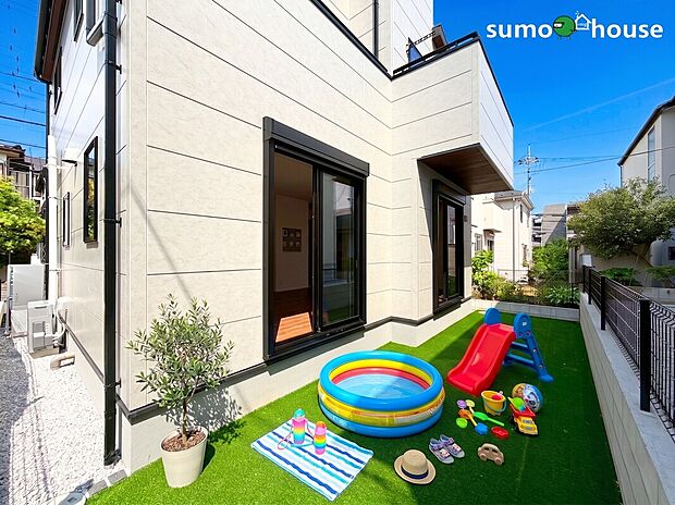 【広々とした南庭】閑静な住宅街の街並みに調和する落ち着いたトーンの外壁デザイン。美しい佇まいです。リビングから繋がるお庭には鮮やかな人工芝を敷設し、バーベキューやお子様の遊び場として大活躍します！(家具等はCGです)