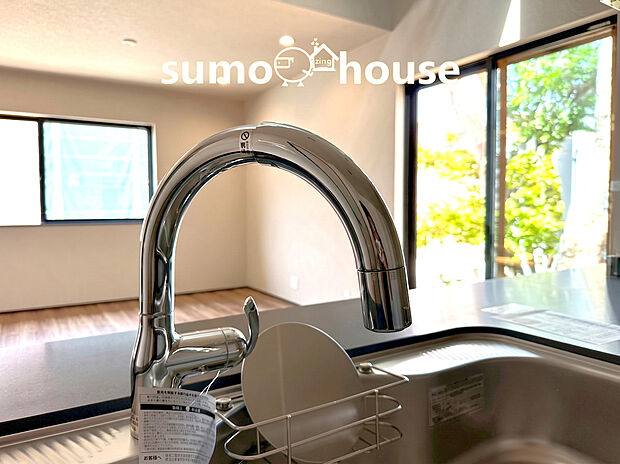 【類似仕様内観施工例(浄水器)】キッチンには浄水器を標準装備。最近は水を飲むという場面以外にも料理で使用したり、野菜を洗う場合もキレイな水で洗いたいという人が増えてきています!赤ちゃんのミルク用としても重宝いただけます。