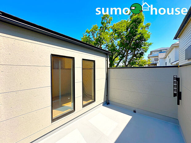 【類似仕様内観施工例(南向きワイドバルコニー)】南に大きく面したバルコニーは、たっぷりの陽光と開放感をもたらし、洗濯物がよく乾くだけでなく、朝のコーヒータイムや夕暮れのひとときに、空と街並みを眺めながら心をほどく贅沢な時間を演出します。