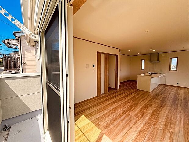 【部屋の中まで陽の光がふりそそぐ明るい家】青空が広がる開放的なバルコニーは、南側に面しており陽当りも良好です 。リビングからフラットに繋がる設計により、室内に豊かな採光と開放感をもたらします 。毎日の洗濯物も気持ちよく干すことができます。