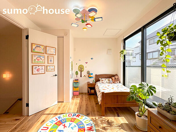 【子供部屋にも最適な明るい空間】全居室に使いやすいクローゼットが設置され、お部屋をいつでも広く使えます。2面採光の明るい居室は、子供部屋や勉強部屋にも最適な心地よい空間です。(家具等はCGです)