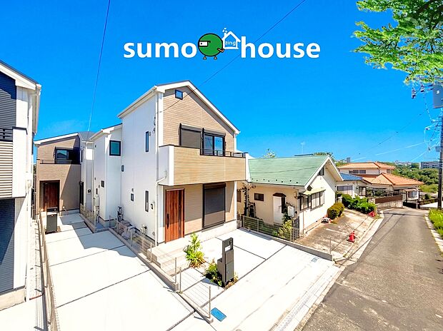 【洗練された外観デザインと設備仕様を誇るデザイナーズ住宅】快晴の青空を背景に堂々と並ぶスタイリッシュな外観デザインですね！前面道路からフラットに駐車できるカースペースはそれぞれ2台分を確保しています。お車を複数所有されるご家庭や急な来客時にも重宝する広さ。