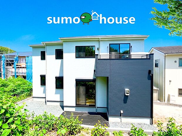 【敷地約50坪のゆとりと洗練されたデザインのデザイナーズ住宅】敷地面積約50坪のゆとりある広さを活かし、カースペースは3台分を確保しました。来客時や複数台所有のご家庭にも嬉しい設計です。周辺環境も良好で、子育て世帯にもおすすめの穏やかな住環境が魅力です。