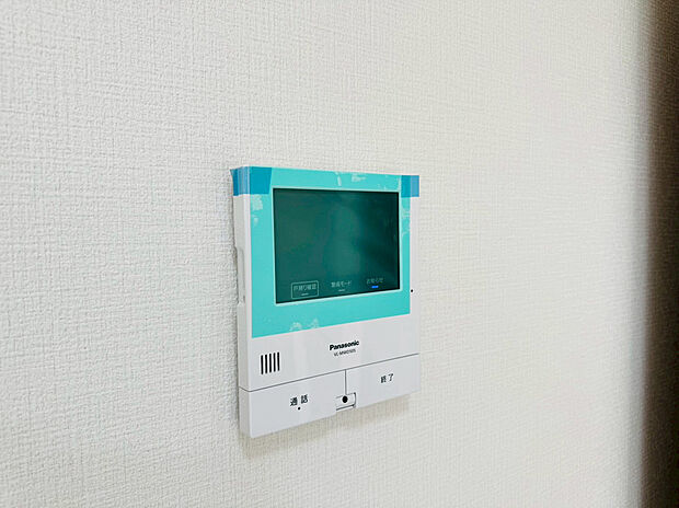 【TVモニター付きインターフォン】TVモニタ付インターホンでセキュリティ面にも配慮。来客を確認できるだけでなく、録画機能で留守中の来訪者の確認ができます!学校から帰ったお子様のお留守番にも安心なセキュリティ設備ですね。