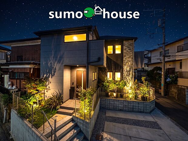 【落ち着いた住環境と洗練されたデザイン住宅】建物の外観はダークトーンの外壁を基調としながら石目調のアクセントを取り入れた、重厚感とスタイリッシュさを兼ね備えたモダンなデザインです。周囲の閑静な住宅街の街並みにも美しく調和する洗練された邸宅です。