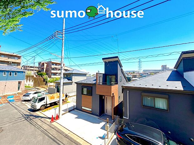 【洗練されたデザインと充実の設備仕様】飽きのこないシンプルモダンなデザインで、長く愛着を持って暮らせます。見る人の心を引きつける高級感のある外観が、日々の暮らしに彩りと確かな安心感を与えます。周囲の環境にも馴染む、落ち着きのある住宅です。