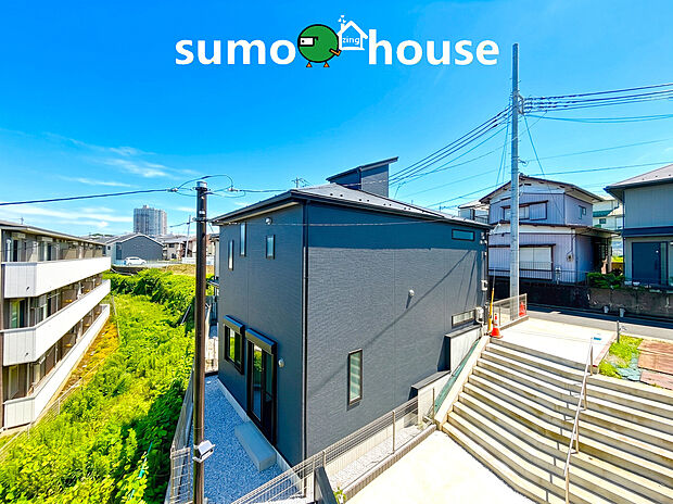 【洗練されたデザインと充実の設備仕様】家族の安全と大切な資産価値を守り抜く、充実した構造性能が魅力です。万が一の自然災害時にも安心できる強固な造りに加え、最新の省エネ基準もクリア。機能性と快適性が高く融合した、次世代に誇れる新築住宅です。