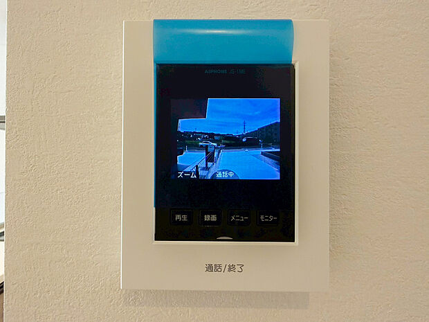 【TVモニター付きインターフォン】TVモニタ付インターホンでセキュリティ面にも配慮。来客を確認できるだけでなく、録画機能で留守中の来訪者の確認ができます!学校から帰ったお子様のお留守番にも安心なセキュリティ設備ですね。