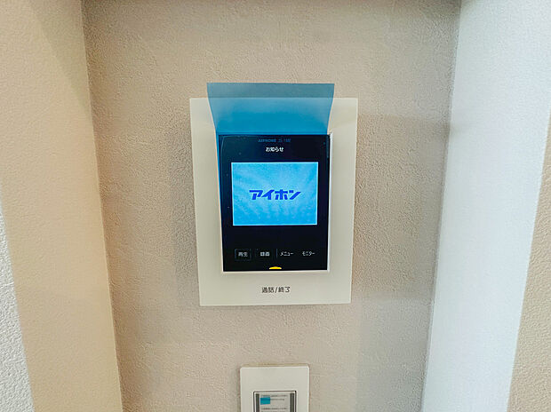 【TVモニター付きインターフォン】TVモニタ付インターホンでセキュリティ面にも配慮。来客を確認できるだけでなく、録画機能で留守中の来訪者の確認ができます!学校から帰ったお子様のお留守番にも安心なセキュリティ設備ですね。