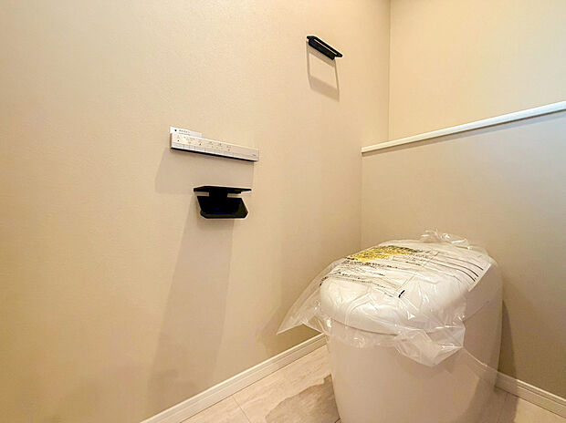 【タンクレスウォシュレットトイレ】タンクを無くしたコンパクトで洗練されたデザインにより、トイレ空間をより広く、すっきりとスタイリッシュに見せます。高機能な温水洗浄便座(ウォシュレット)に加え、凹凸の少ない形状はお掃除がしやすく、日々のメンテナンスも快適です。最新の節水・省エネ技術も備え、美しさと高い機能性を両立しています。