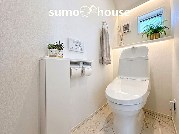 【ウォシュレットトイレ】1階と2階の両方に便利な洗浄便座付きトイレを完備しており、朝の忙しい時間帯でも家族で取り合うことなく快適です。どちらの階にいてもすぐにトイレに行けるため、夜中に起きた際にも階段を上り下りする手間が省けます。(家具等はCGです)