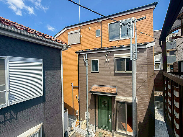【洗練されたデザイン】建物全体をしっかりと支える丈夫なベタ基礎工法を採用しており、地震の揺れにも強いため大切なご家族の安全をしっかりと守りながら日々の暮らしに大きな安心感と安らぎをもたらしてくれる頼もしい住まいになります。
