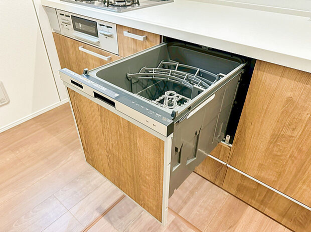 【類似仕様内観施工例(食洗機)】施工例の為、分譲中の建物とは内装や床材、建具等の色、窓等の開口部の形状・仕様が異なります。