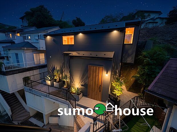 【洗練されたデザイン】スタイリッシュな黒の外観が特徴的なお住まいです。窓には樹脂サッシと複層ガラスを採用し冷暖房の効率を上げて一年中快適な室温を保ちます。フラット35Sの基準をクリアした、安全性と快適性を誇る新築住宅です。
