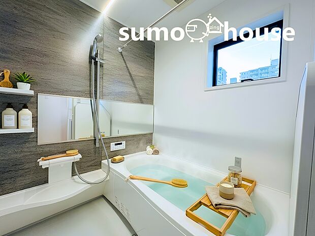 【ユニットバス】ユニットバスはゆったりとくつろげる1坪タイプ。足までしっかりと伸ばせる浴槽は、心身ともにしっかりと疲れを癒してくれます。お子様とも一緒に浸かれ、ご家族みんなで一緒にバスタイムを楽しめますね♪(家具等はCGです)
