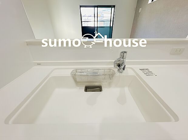 【浄水器】キッチンには浄水器を標準装備。最近は水を飲むという場面以外にも料理で使用したり、野菜を洗う場合もキレイな水で洗いたいという人が増えてきています！赤ちゃんのミルク用としても重宝いただけます。 