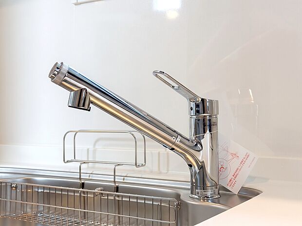 【浄水器】キッチンには浄水器を標準装備。最近は水を飲むという場面以外にも料理で使用したり、野菜を洗う場合もキレイな水で洗いたいという人が増えてきています!赤ちゃんのミルク用としても重宝いただけます。
