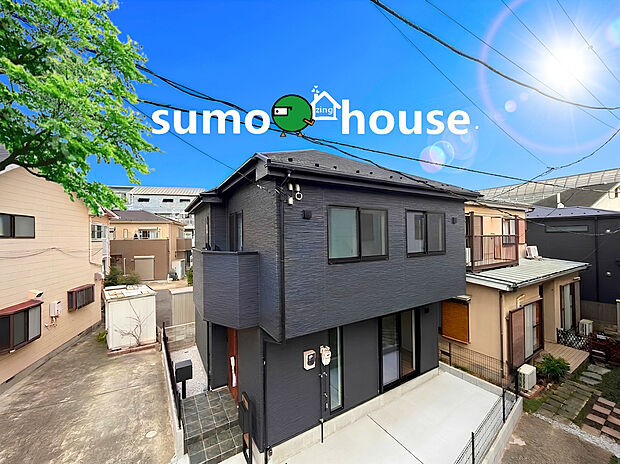 【駅徒歩3分の洗練されたデザイン住宅】南側隣地通路で陽当りが良好な環境となっております。たっぷりと降り注ぐ光が室内を明るく照らしてくれます。日中は照明を点けなくても快適に生活することができるため、電気代の節約に繋がり家計にも大変優しいです