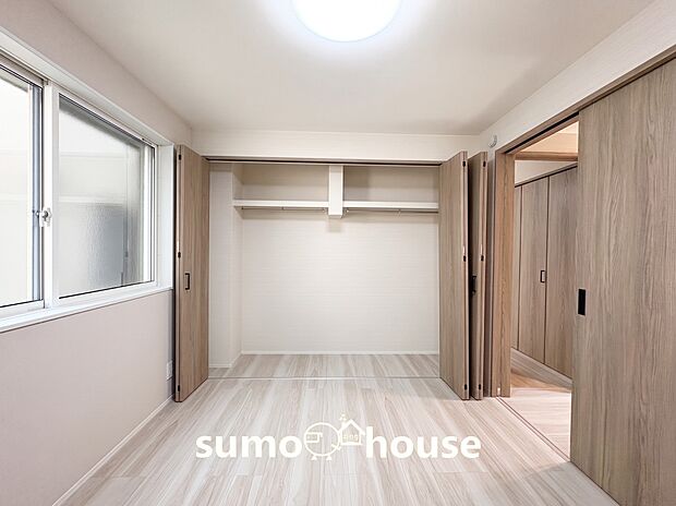 【全居室収納完備】大型クローゼットの内部にはハンガーパイプと枕棚が機能的に設置されており、お気に入りのお洋服をお店のディスプレイのように綺麗に飾れます。小物やバッグ類も整理しやすく、毎日の身支度が楽しくなります。