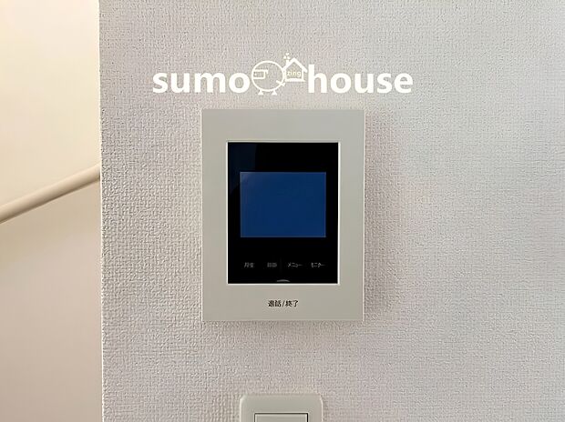 【TVモニター付きインターホン】Ｖモニタ付インターホンでセキュリティ面にも配慮。来客を確認できるだけでなく、録画機能で留守中の来訪者の確認ができます！学校から帰ったお子様のお留守番にも安心なセキュリティ設備ですね。