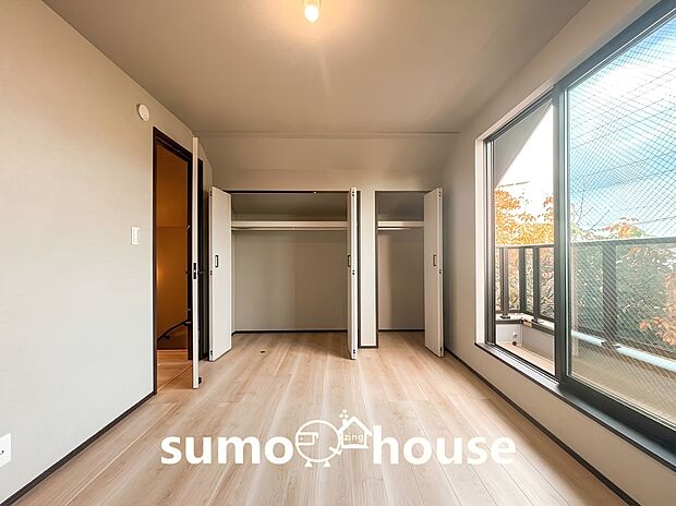 【2面採光の明るい居室】木目調の建具やフローリングが室内に優しい雰囲気を演出しており、どのようなデザインの家具とも相性が良いです。お子様の成長やライフスタイルの変化に合わせて、自分好みの理想的なお部屋作りを存分に楽しめます。