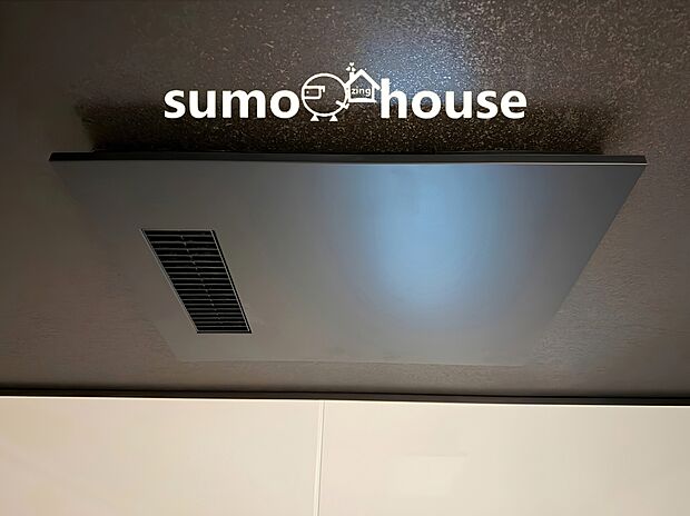 【浴室乾燥機】浴室には浴室乾燥機が付いておりでいつも快適で心地の良いバスタイムを実現。雨の日のお洗濯にも大活躍します!湿気の多い梅雨の時期などのカビ対策にもなり、毎日のお風呂掃除の手間が省ける嬉しい設備ですね。