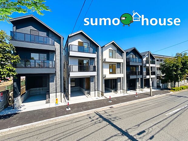【新築デザイナーズ住宅】シックなトーンで統一されたモダンな外観は、落ち着きのある洗練された雰囲気を醸し出しています。窓の配置など細部までこだわり抜かれた美しいファサードが、お住まいになるご家族の誇りと満足感を高めてくれます。
