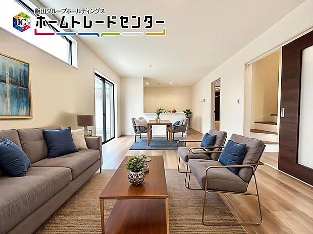 バーチャルにて家具を配置。縦長で奥行のあるリビングは家具の配置もゆとりをもつことができます。憧れのソファを配置してくださいね。