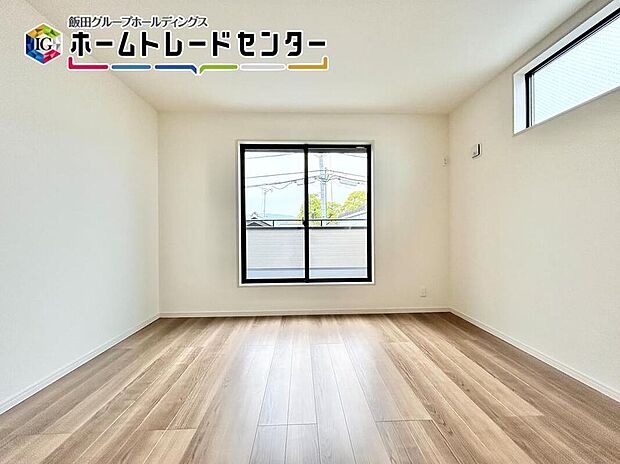 バルコニーが洋室内にあり、お子様も日中には気持ちよくお昼寝ができますね。