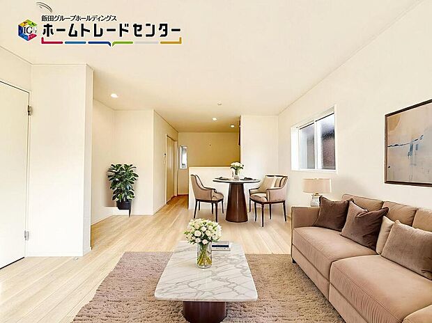 【バーチャルで家具配置】
ダイニング横にはカウンターなど設置できるスペースあり！子供さんの宿題スペースにも、パソコンなどを置いて家族スペースにも！