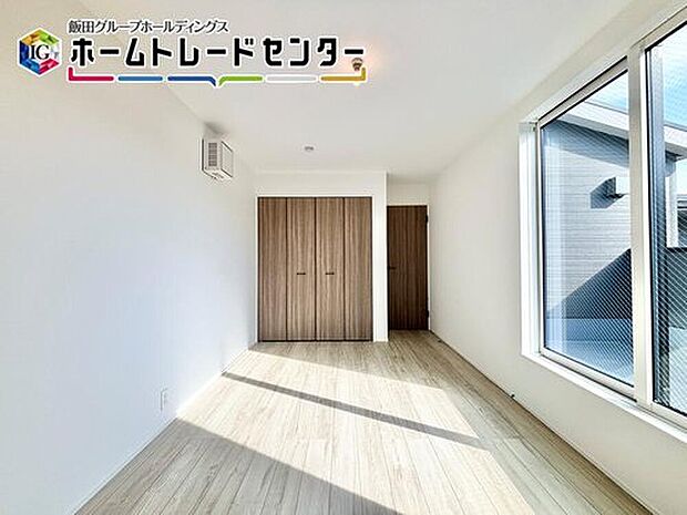 バルコニーに面した明るいお部屋♪