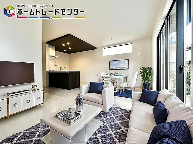 【バーチャルにて家具配置♪】
リビングはオープンカウンターのキッチンで解放感あり♪大きな窓も特徴的♪