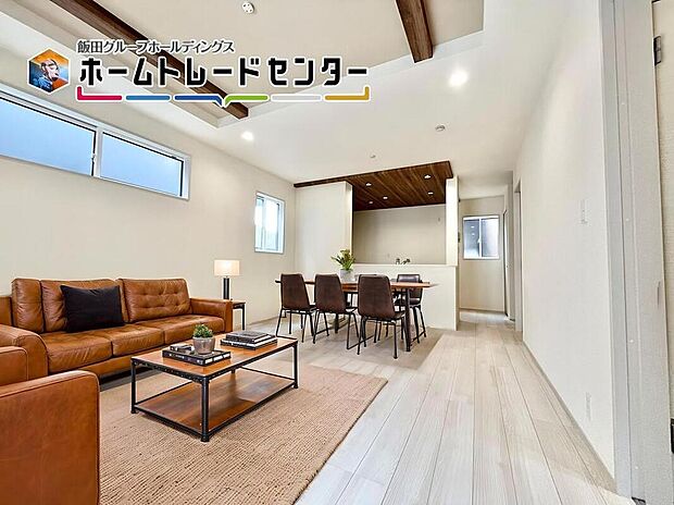 【バーチャルにて家具配置♪】
対面式でリビング全体を見渡すことができ、キッチンで作業をしながらコミュニケーションも取れます♪