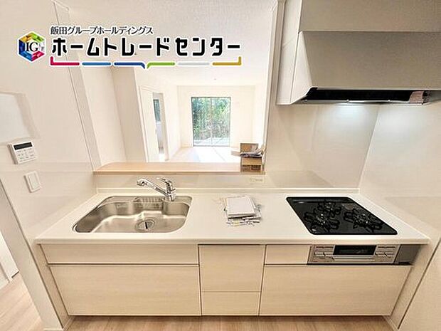 人気の対面キッチンは吊戸棚をなくして解放感を重視しました。リビングを見渡すことができて小さなお子様がいても安心ですよ。