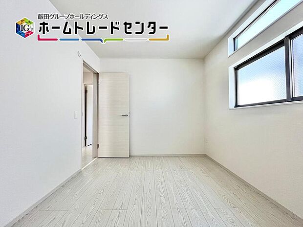 居室に収納を完備しておりますので、いつでもお部屋をすっきりとお使いいただけそうです。