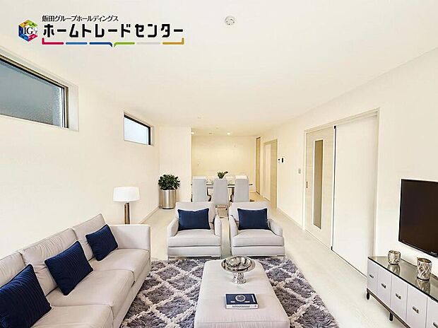 【バーチャルで家具配置】
約１８帖の広々LDKは大好きな家具でゆとりの配置が出来る広さ♪この広さなら大きなテレビも映えますよ♪