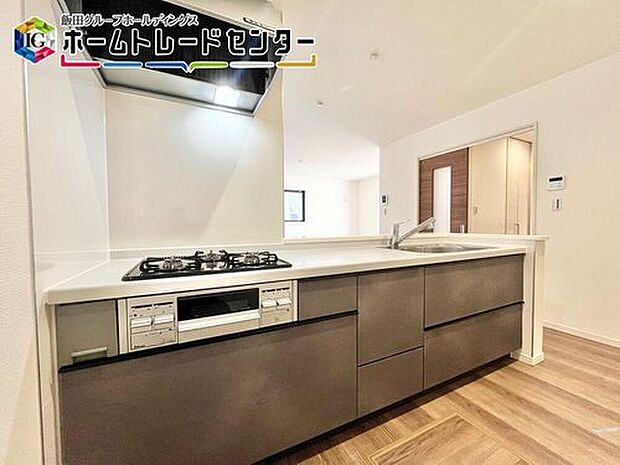 オープンカウンターの対面キッチンは、家事をしがらでも１日の出来事を家族とお話できるのもメリットで人気の間取りの一つです。

