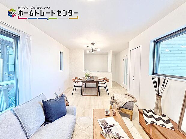 【リビング】
家族やお友達とのお食事やティータイムを楽しむダイニングは対面キッチン。お食事やお茶の準備をしながらでも、自然と会話の輪が広がります。