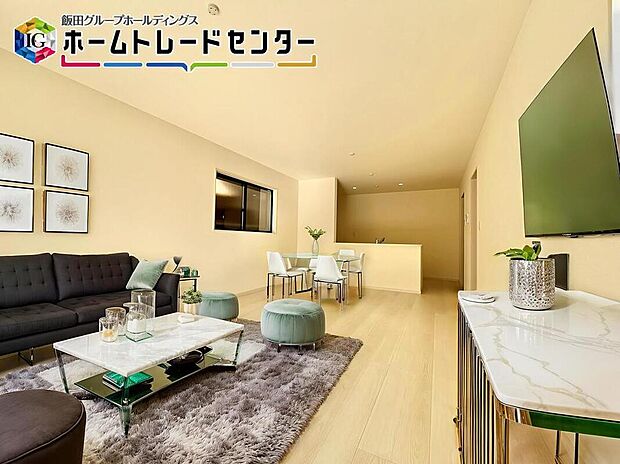 【バーチャルで家具配置】
対面キッチン採用のリビングは家族が一つになれる空間となります。お料理をしながらリビング全体を見渡すことができるのでお子様が遊んだり、勉強していても一緒に空間を共有できます。