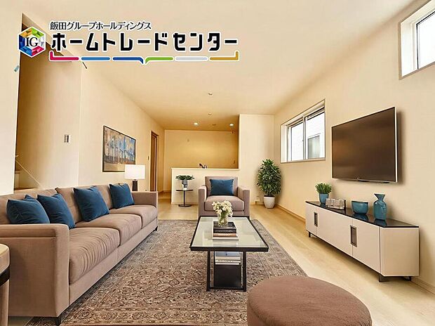 バーチャルにて家具を配置。縦長で奥行のあるリビングは家具の配置もゆとりをもつことができます。憧れのソファを配置してくださいね。