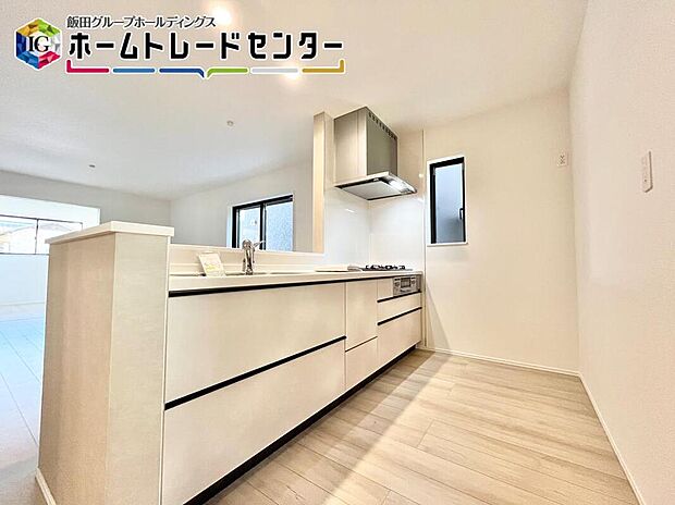 【キッチン】
キッチンには床下収納庫も完備。買い置き品を収納するのはもちろんだけど、おうちのメンテナンスには欠かせない一つ。これがあれば床下のメンテは安心です。