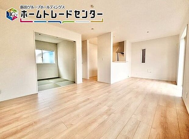 大きな窓を配置したリビングは家族の集まる空間なので、明るさは大切です。ストレスなく家具が配置できることも広さがあるポイントの一つです。