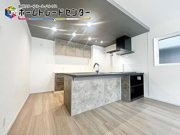 【キッチン】
深型食洗器・タッチレス水栓・ＩＨコンロなど、設備の充実したキッチン。折下天井は空間をおしゃれに♪